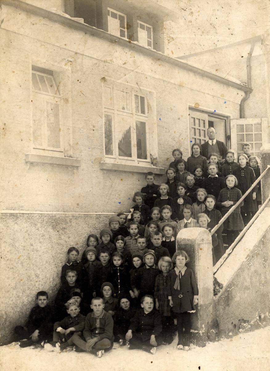  Bis 1974 verfügte Kappel über eine eigene Schule. Diese Schulklasse postiert sich mit ihrem Lehrer vor dem Kappeler Schulhaus. 