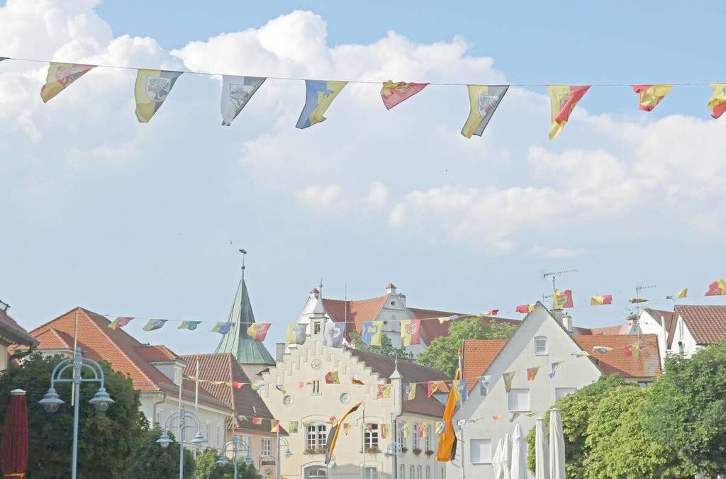  Wimpelketten und Fahnen flattern auf dem Marktplatz im Wind: Bad Buchau ist bereit für das Adelindis-Heimat- und Kinderfest. (Foto: Annette Schwarz) 