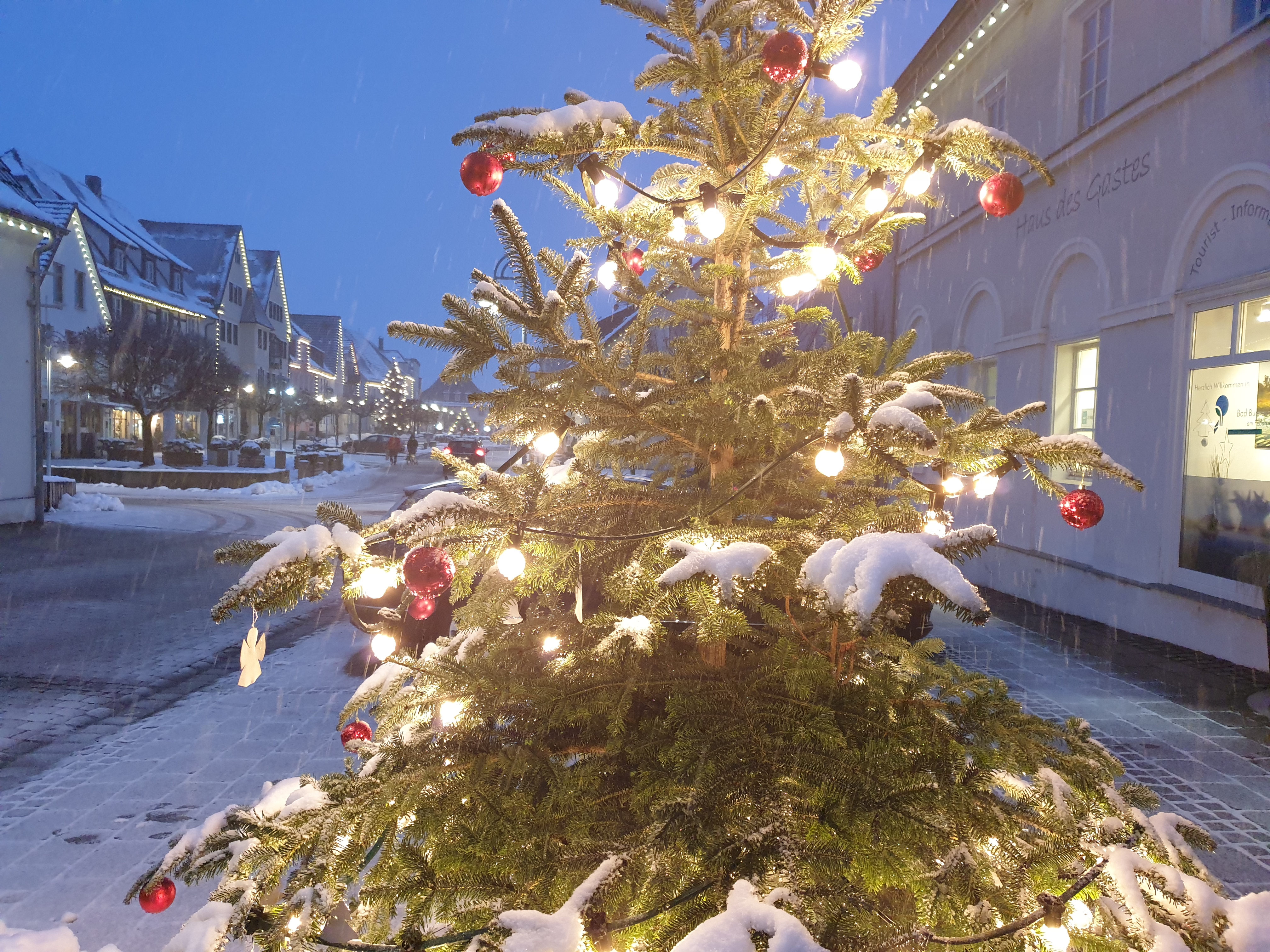  Tannenbaum mit Schnee und Kugeln vor der Tourist-Info 
